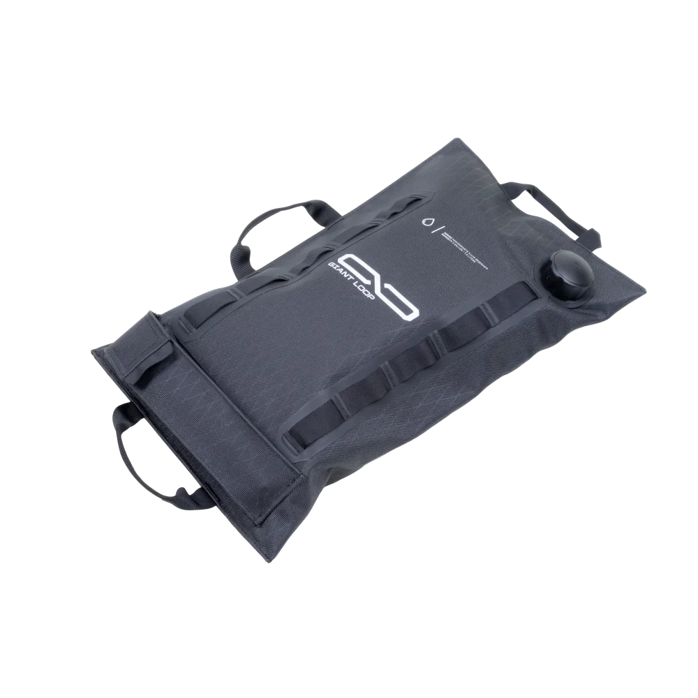BOLSO PARA COMBUSTIBLE GIANT LOOP ARMADILLO BAG 2 GALONES - NEGRO